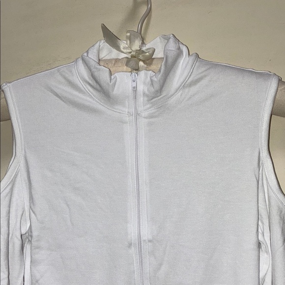NWT White Cold Shoulder Bodysuit with Mock Turtleneck and Front Zipper XS - Picture 7 of 7